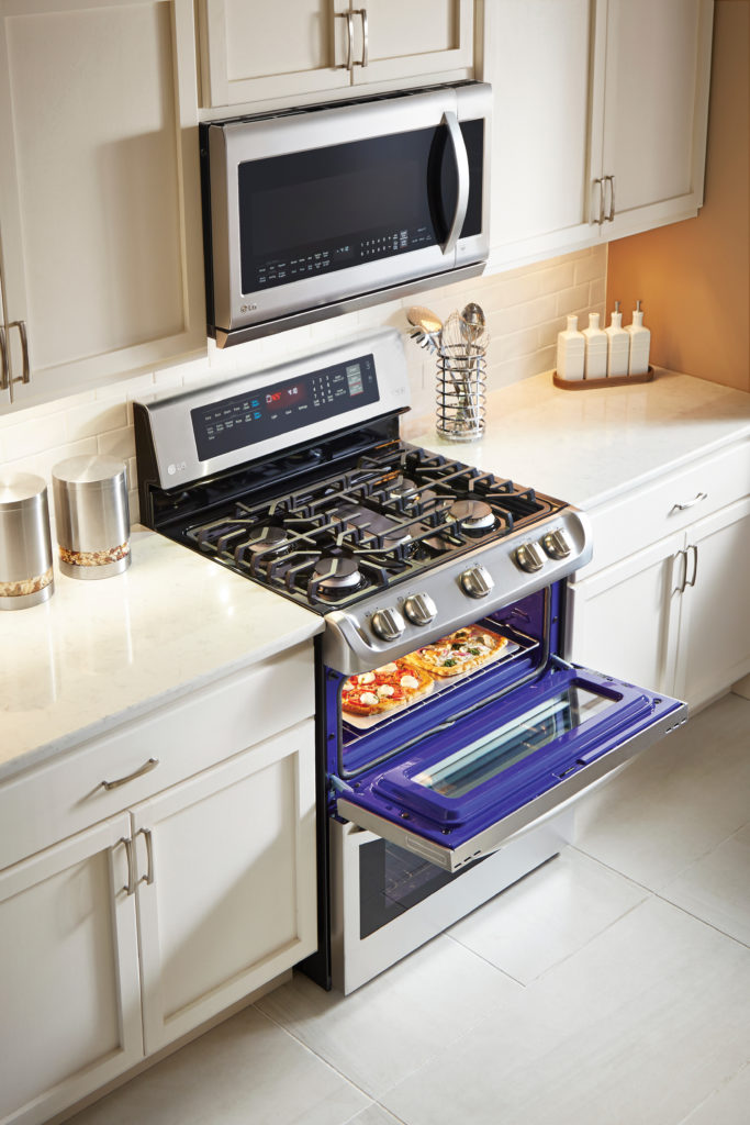 ldg4313st-upper-oven-lifestyle-1